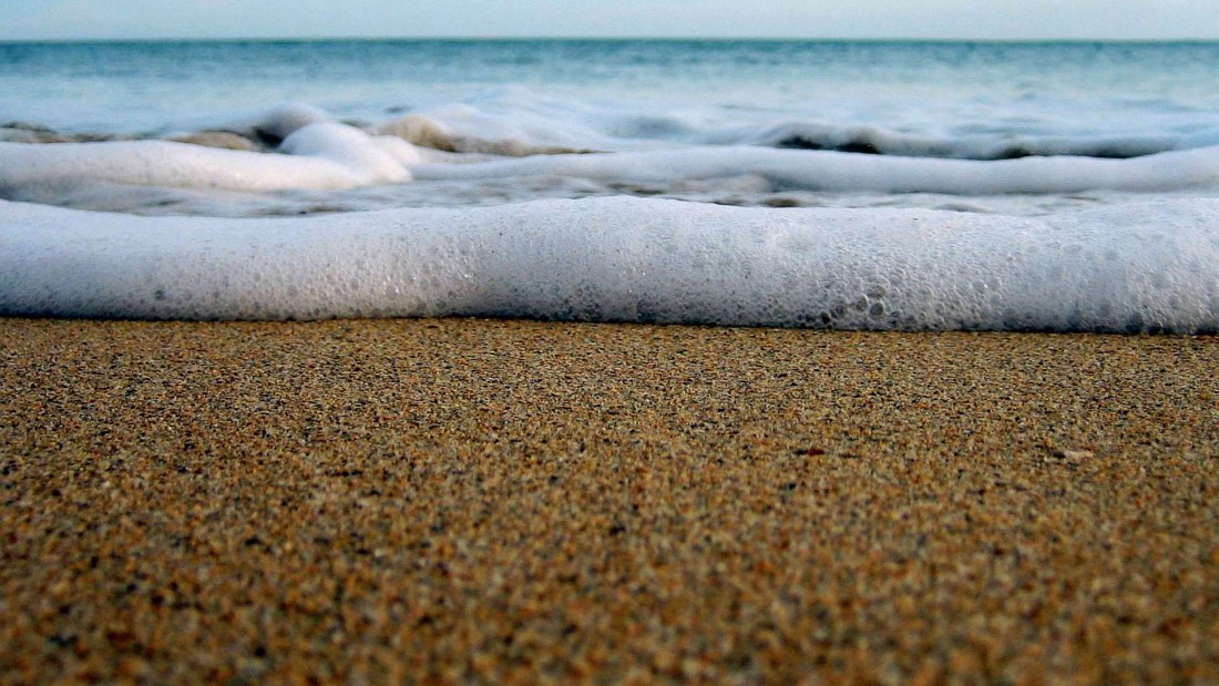 calm-ocean-waves-sandy-shore-wallpaper-1920×1080