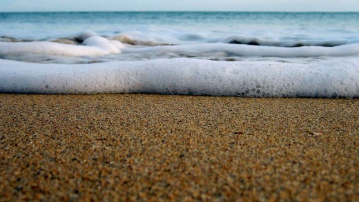 calm-ocean-waves-sandy-shore-wallpaper-1920×1080