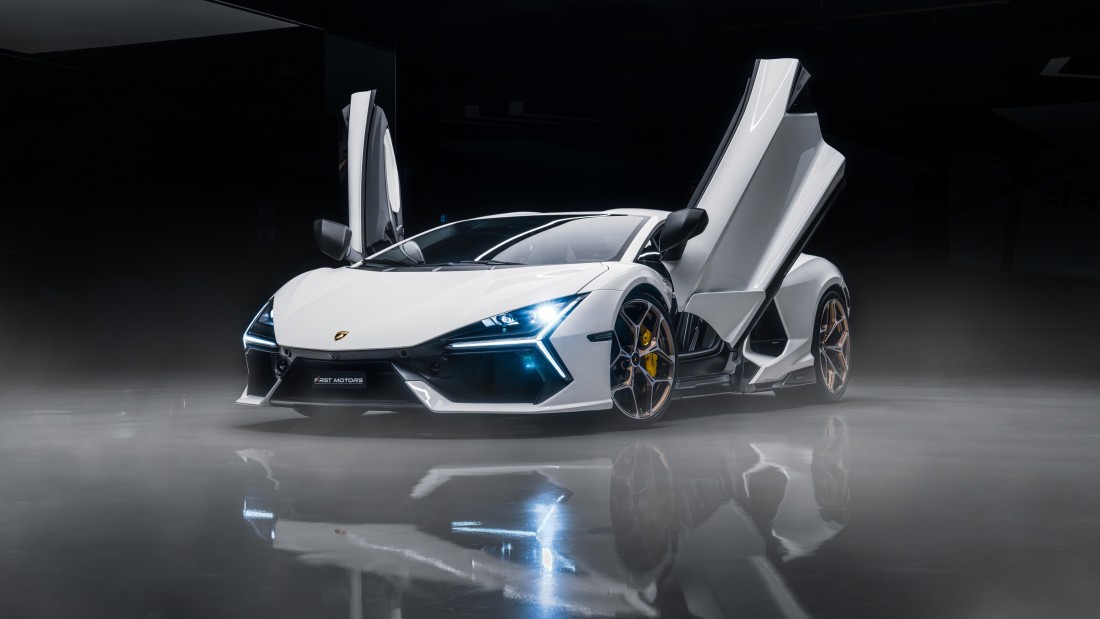 white-supercar-wallpaper-studio-dark-4k-3840×2160