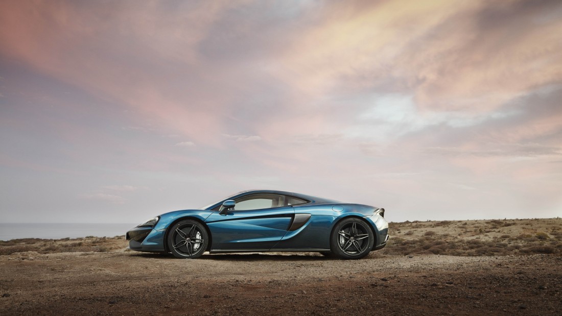 blue-supercar-horizon-desert-wallpaper-3840×2160