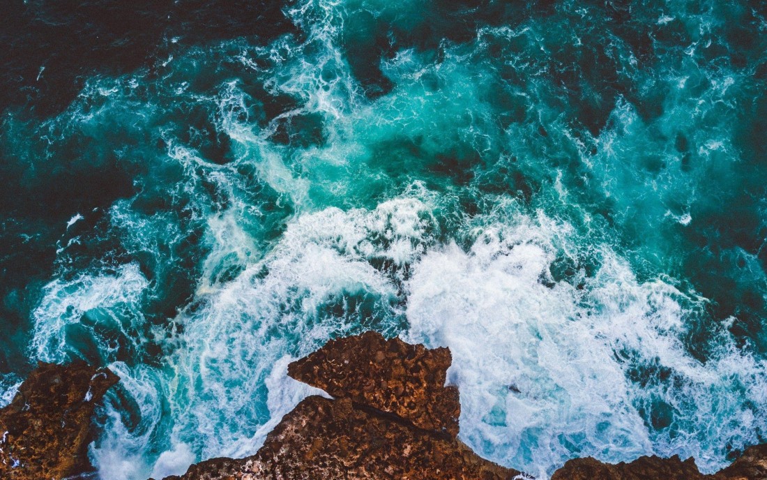 aerial-ocean-waves-cliff-wallpaper-2560×1600