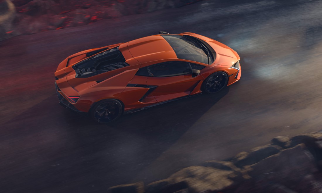lamborghini-revuelto-aerial-motion-wallpaper-5000×3000