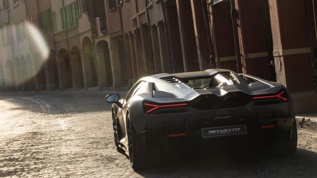 lamborghini-revuelto-city-street-wallpaper-1920×1080