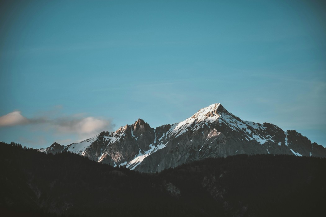 snow-capped-mountain-peak-wallpaper-6000×4000