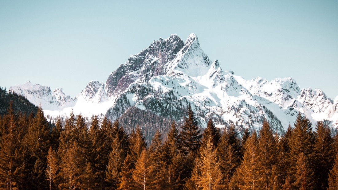 snowy-mountain-above-forest-wallpaper-3840×2160