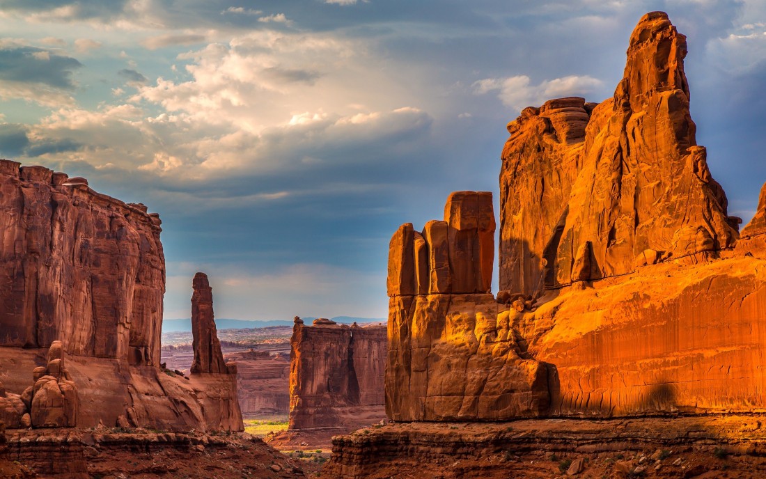 sunlit-desert-canyon-cliffs-wallpaper-3840×2400
