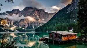 alpine-lake-cabin-wallpaper-3840×2160