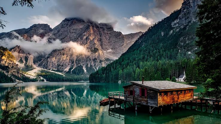 alpine-lake-cabin-wallpaper-3840×2160