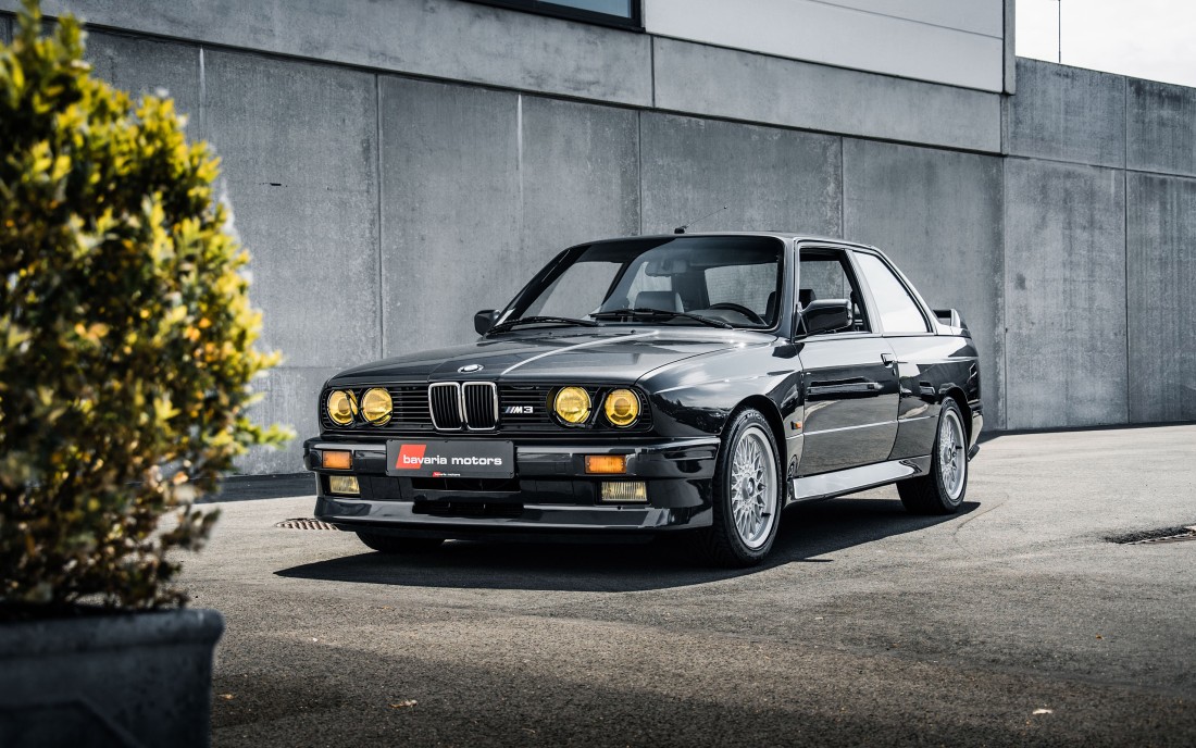 black-bmw-e30-m3-classic-wallpaper-2560×1600