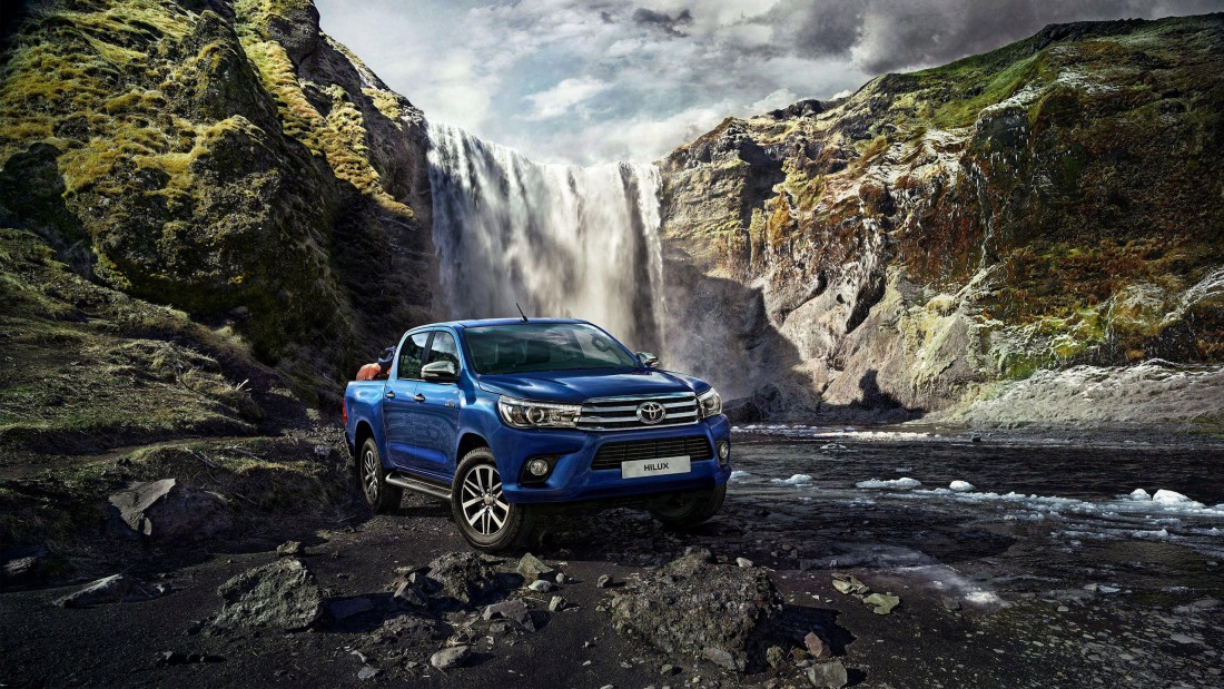 blue-toyota-hilux-waterfall-wallpaper-2560×1440