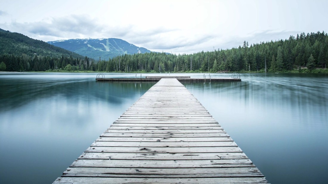 calm-lake-dock-reflection-wallpaper-1920×1080