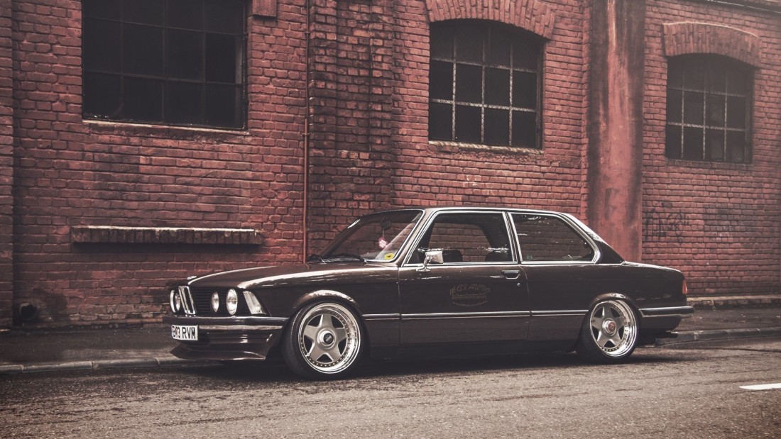 classic-bmw-coupe-street-wallpaper-1920×1080