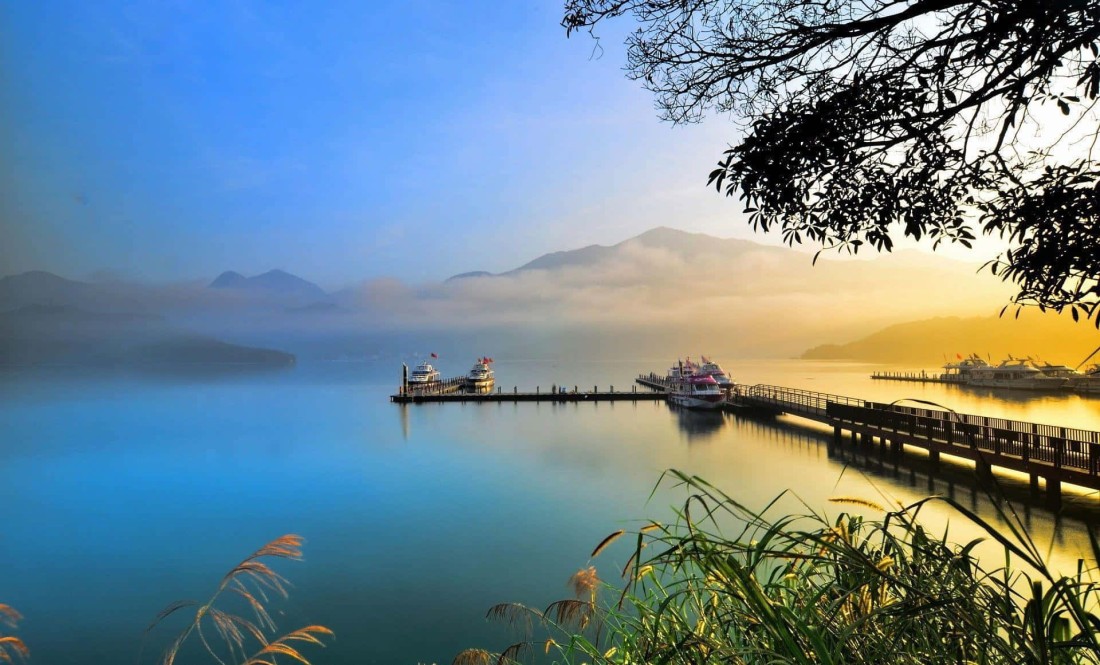 golden-sunrise-mountain-lake-pier-wallpaper-1920×1161