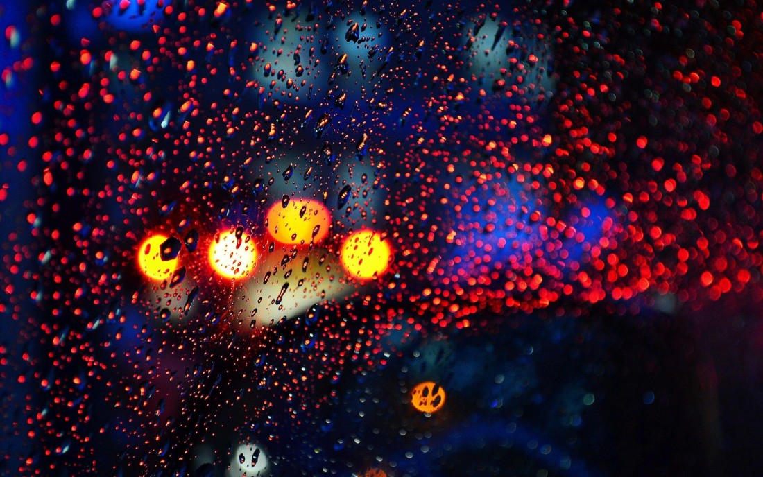 red-blue-rain-bokeh-glass-wallpaper-2880×1800