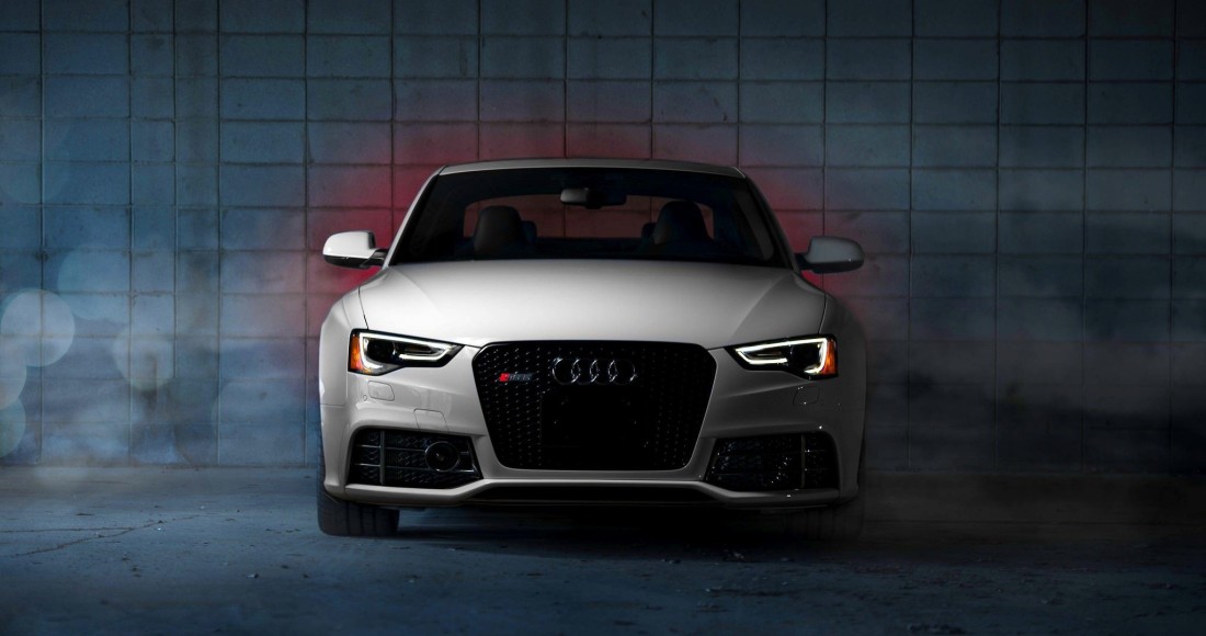 white-audi-rs5-dark-studio-wallpaper-4096×2160