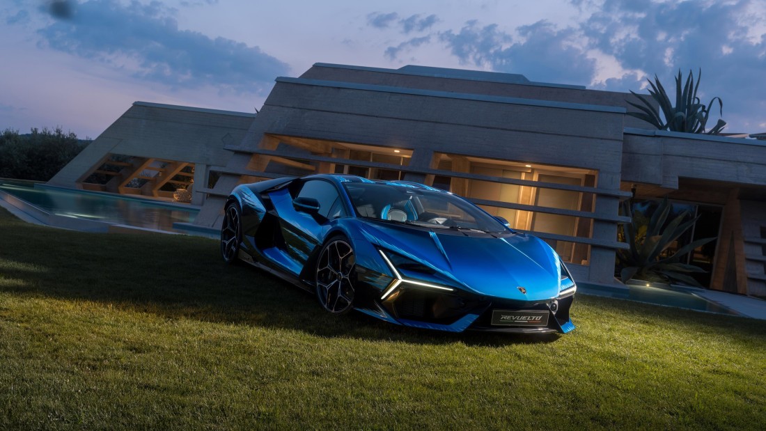 blue-lamborghini-revuelto-modern-mansion-4k-wallpaper-3840×2160