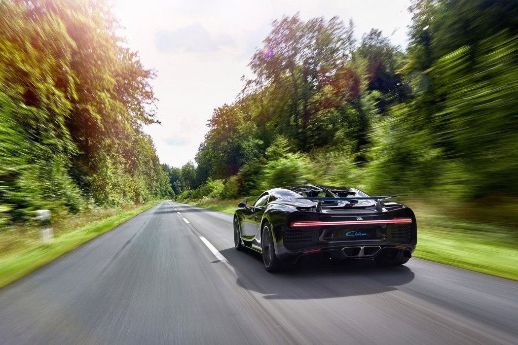 bugatti-chiron-forest-road-wallpaper-1920×1280