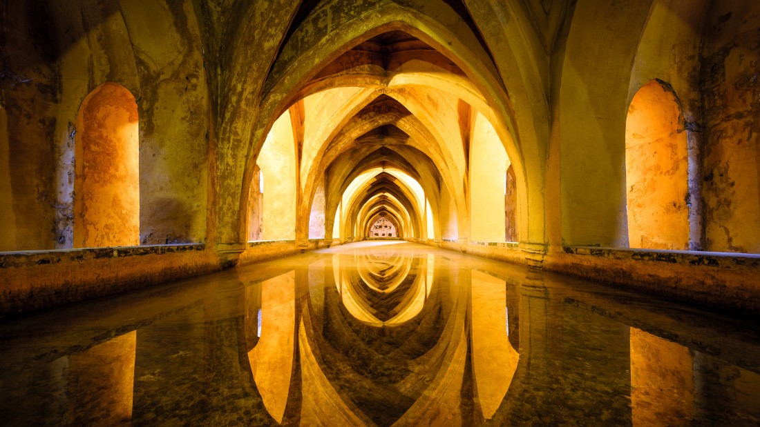 golden-archway-reflection-4k-architecture-wallpaper-3840×2160