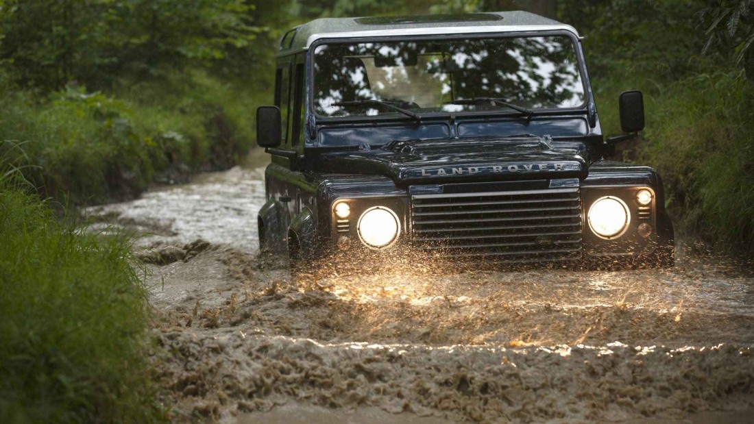 land-rover-muddy-forest-trail-wallpaper-1920×1080