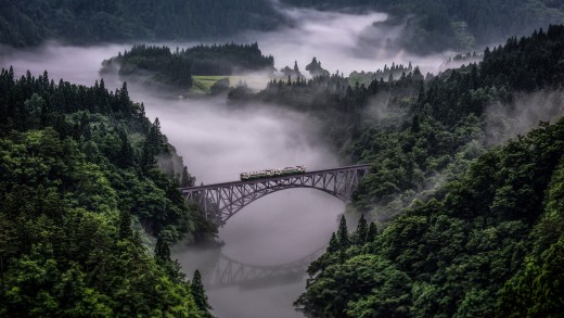 misty-forest-train-bridge-wallpaper-green-valley-3840×2563