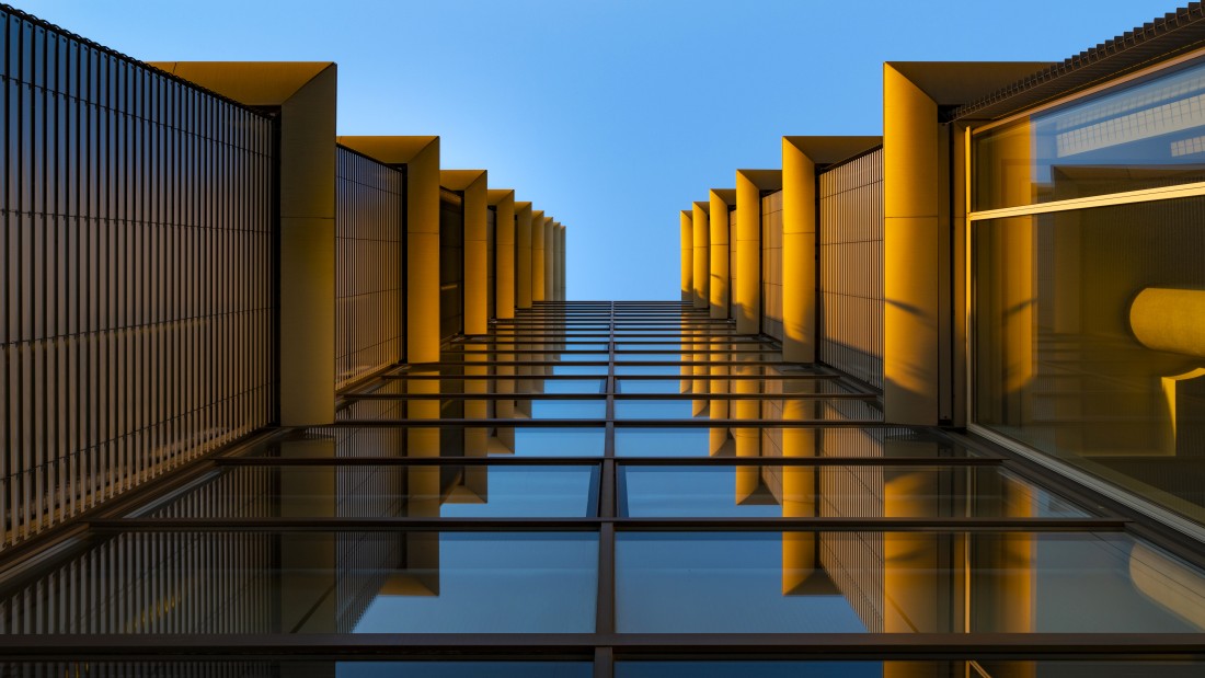 modern-architecture-glass-reflection-5k-wallpaper-5000×2812
