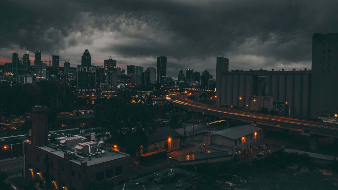 stormy-city-skyline-4k-wallpaper-3840×2160